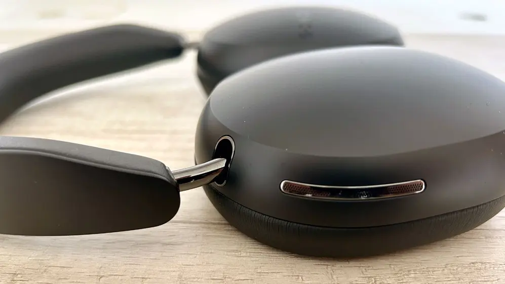 Brazos deslizantes de acero inoxidable de los auriculares Sonos Ace.