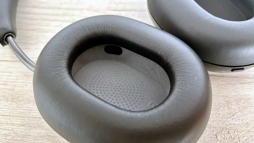 Parte interna de los auriculares Sonos Ace.