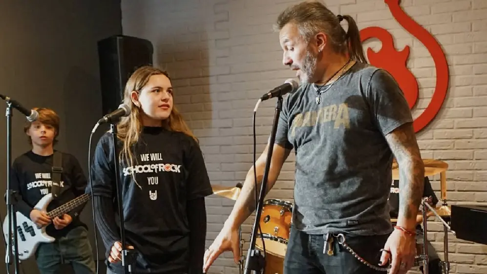 Los instrumentos que se pueden aprender son batería, bajo, guitarra, piano y canto