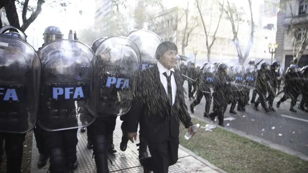 Otra de las imágenes de la policía durante la manifestación contra la nueva fórmula jubilatoria