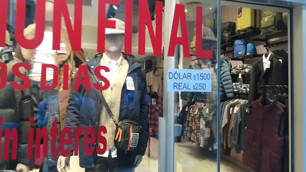 Además de ofrecer cuotas sin interés, un comercio toma el dólar a $1.500