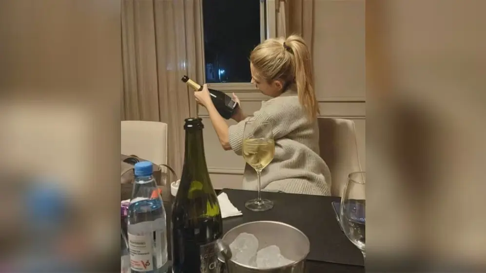 Fabiola en la Quinta de Olivos, sosteniendo una botella de champagne.
