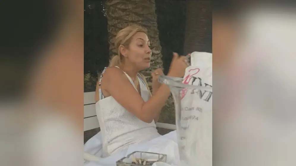 Una hielera, y de fondo la ex primera dama fumando un cigarrillo.