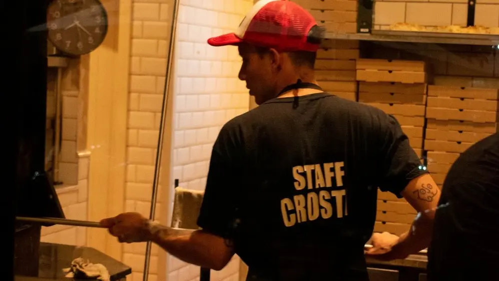 Crosta Pizza le simplifica la operatoria a sus franquiciados entregando los productos listos para ser horneados