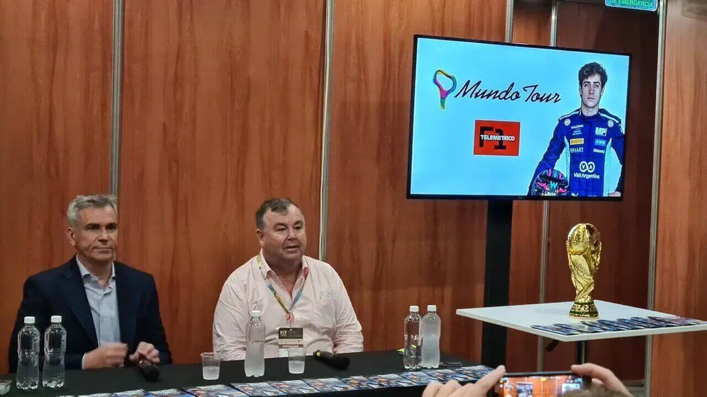 Manuel Rodriguez Villa, CEO de Mundo Tour, junto al periodista Adrián Puente en la FIT 2024
