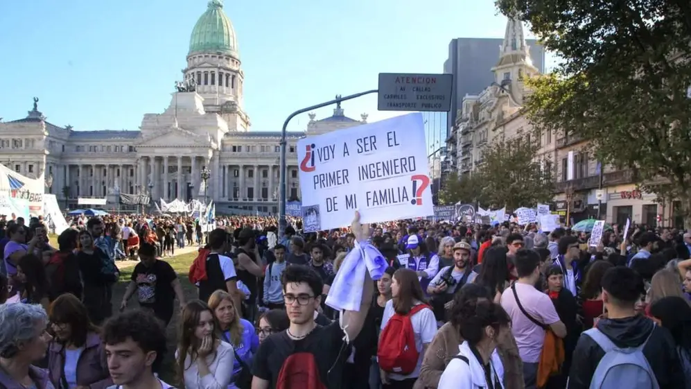 ¿¡Voy a ser el primer ingeniero de mi familia!?, dice y se pregunta un joven durante la marcha