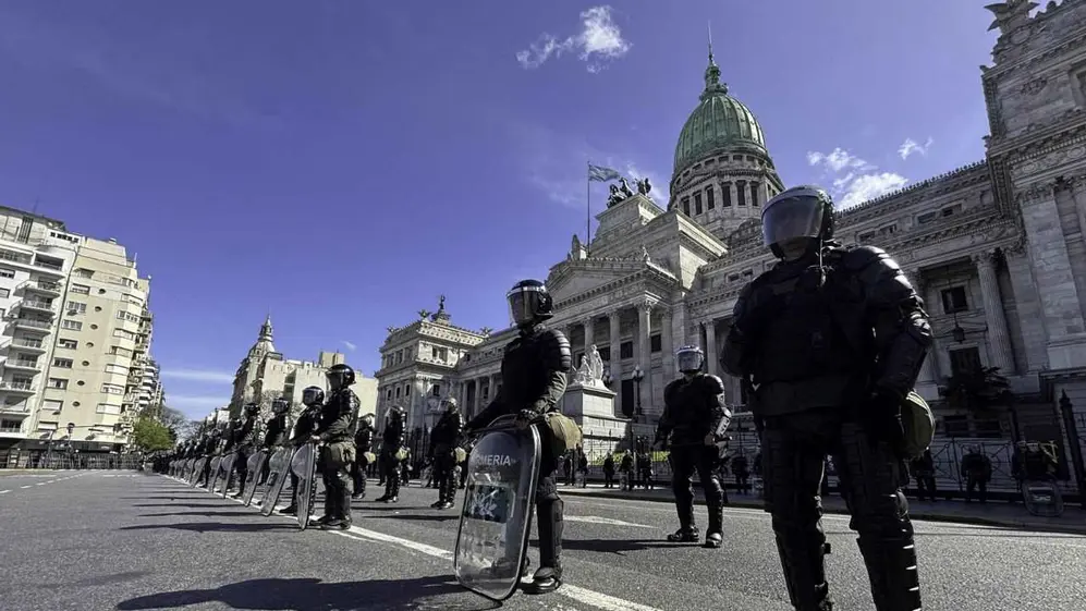 La Policía instaló vallas alrededor del Congreso, para evitar mayores conflictos.