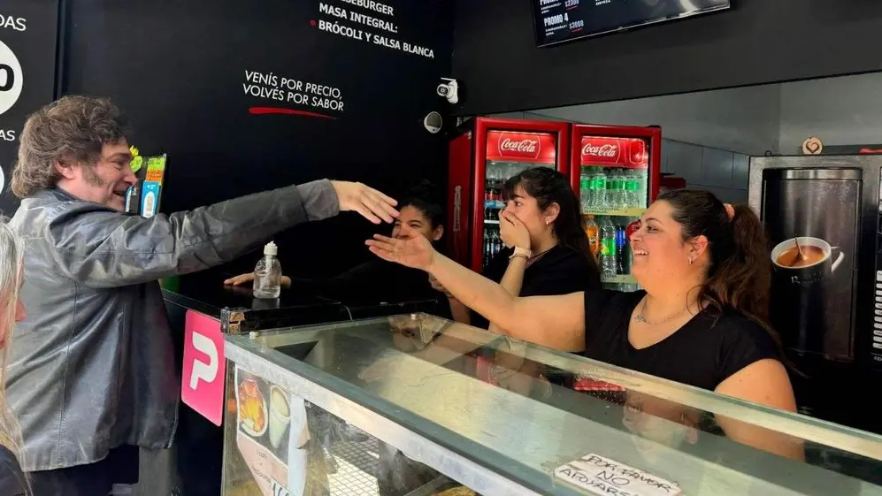 Javier Milei visitó la casa de empanadas donde se refugió el streamer libertario