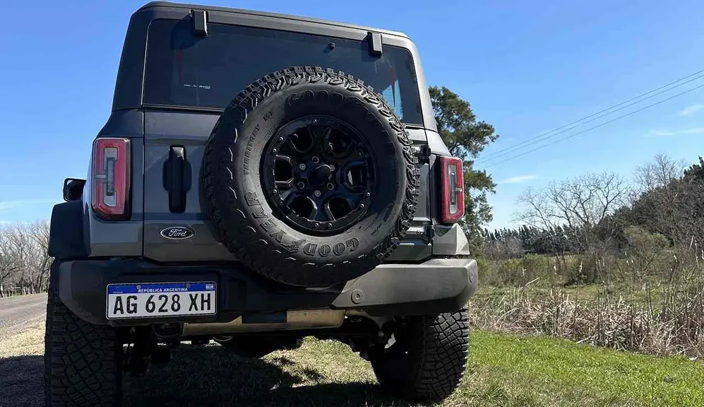 El Bronco tiene su auxilio en el portón trasero, que aumenta el volumen del SUV.