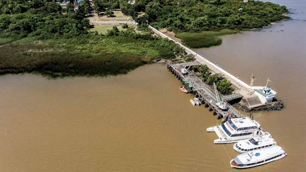 Se llega en lancha de Tigre o Puerto Madero y hay empresas de turismo que ofrecen paquetes completos