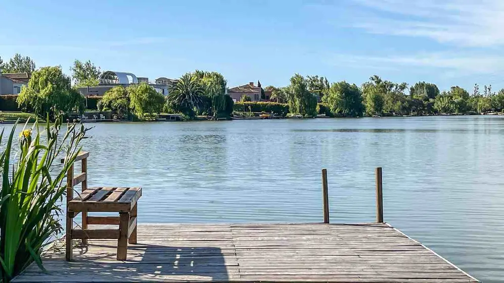 Las casas con pileta en barrios cerrados accesibles son una opción para el verano