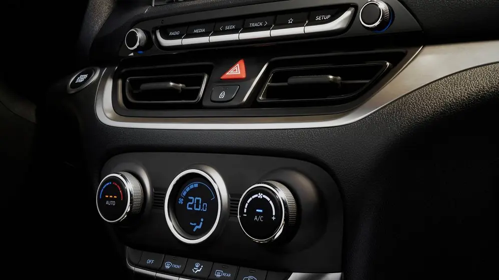 El versión tope de gama del auto barato de Hyundai tiene climatizador automático.