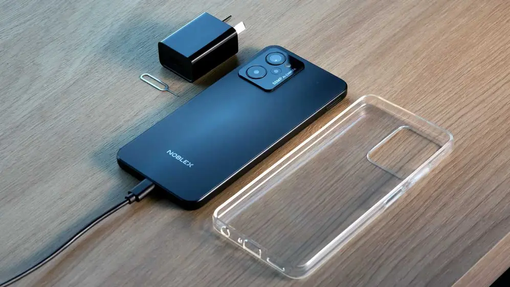 Noblex es una de las pocas marcas que incluyen cargador en la caja del celular.