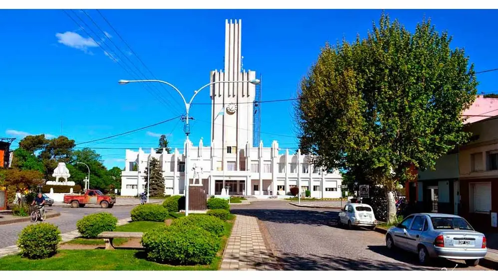 La torre reloj supera la altura a la iglesia  simbolizando el poder del Estado