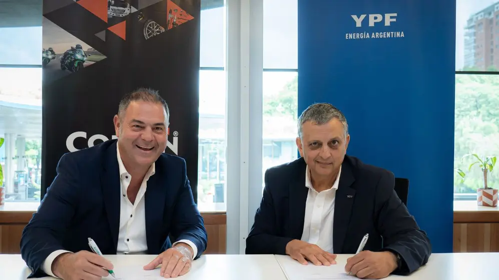 El momento de la firma entre