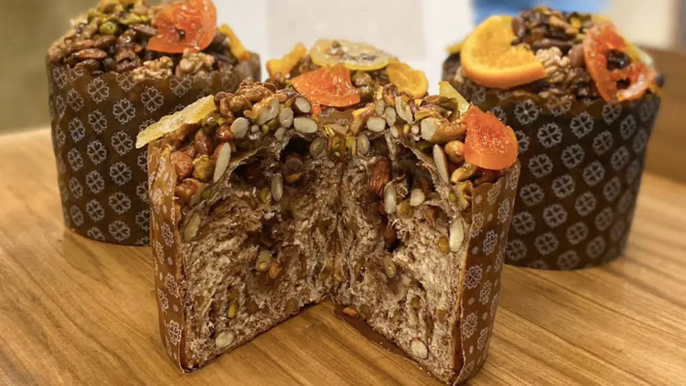 Con cobertura de almíbar, frutos secos y rodajas de naranja caramelizadas, así los de Merienda