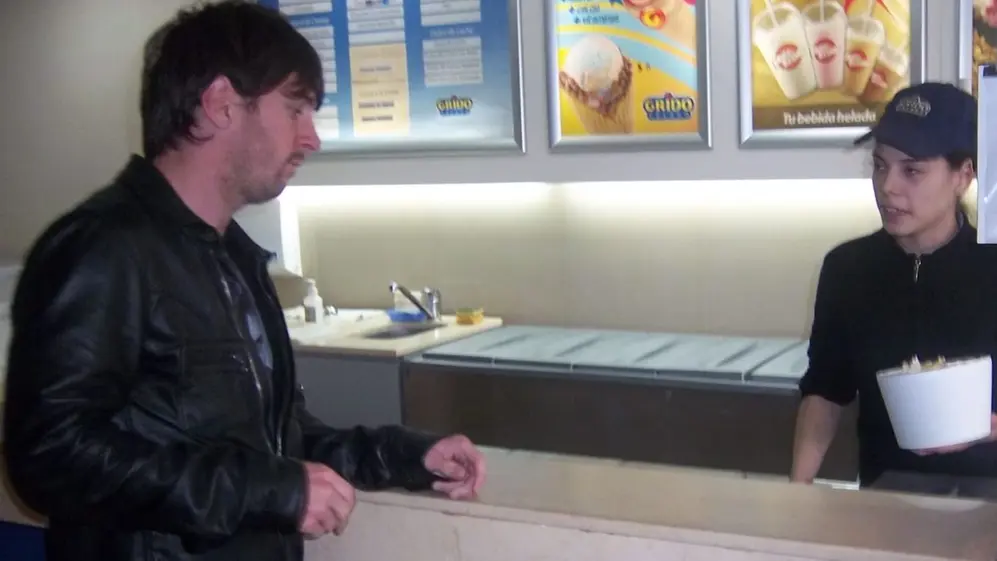 Un joven Messi, pidiendo helado en Grido.