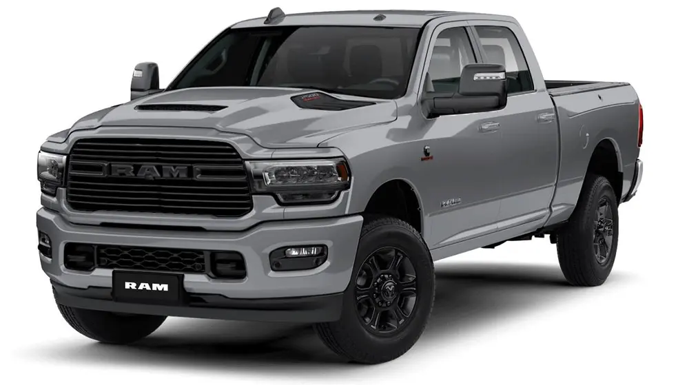La RAM 2500 Black Edition tiene parrilla, llantas y logo oscurecidos.