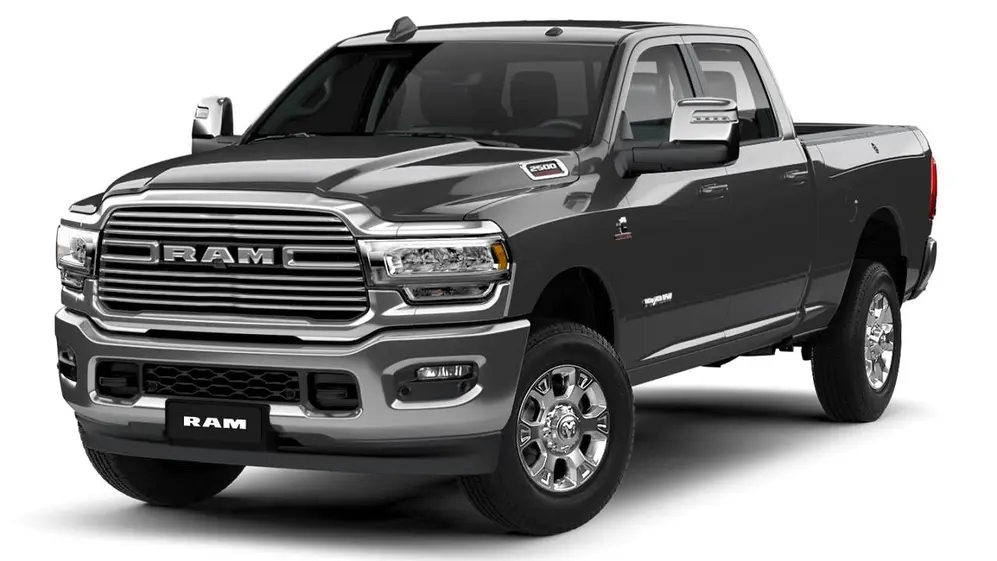La camioneta RAM 2500 Laramie se destaca por los apliques cromados.