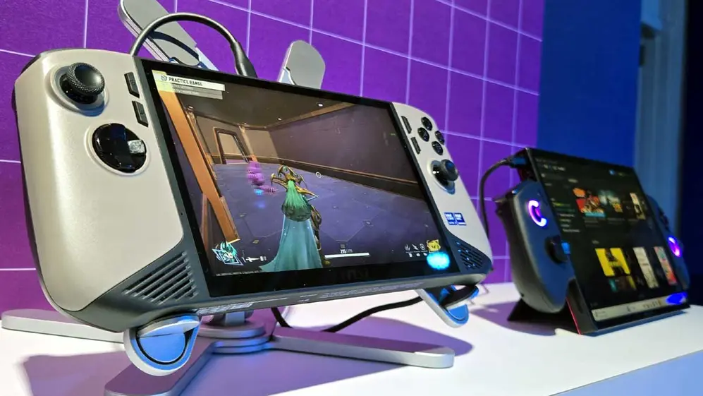 Computadoras de mano en el CES 2025.