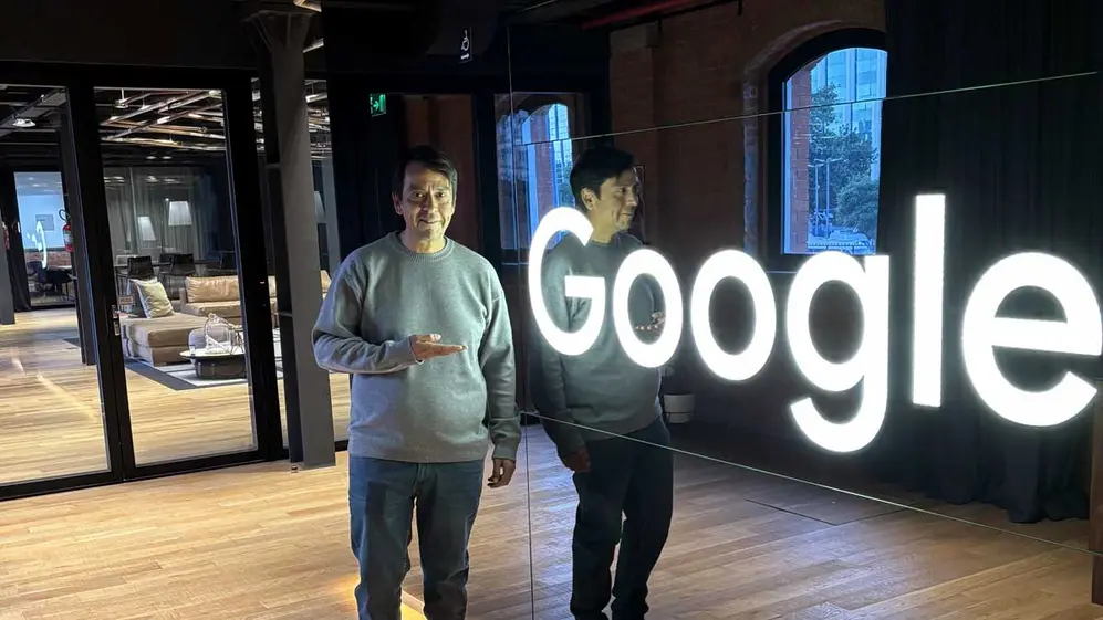 Manuel Flores en oficinas de Google.