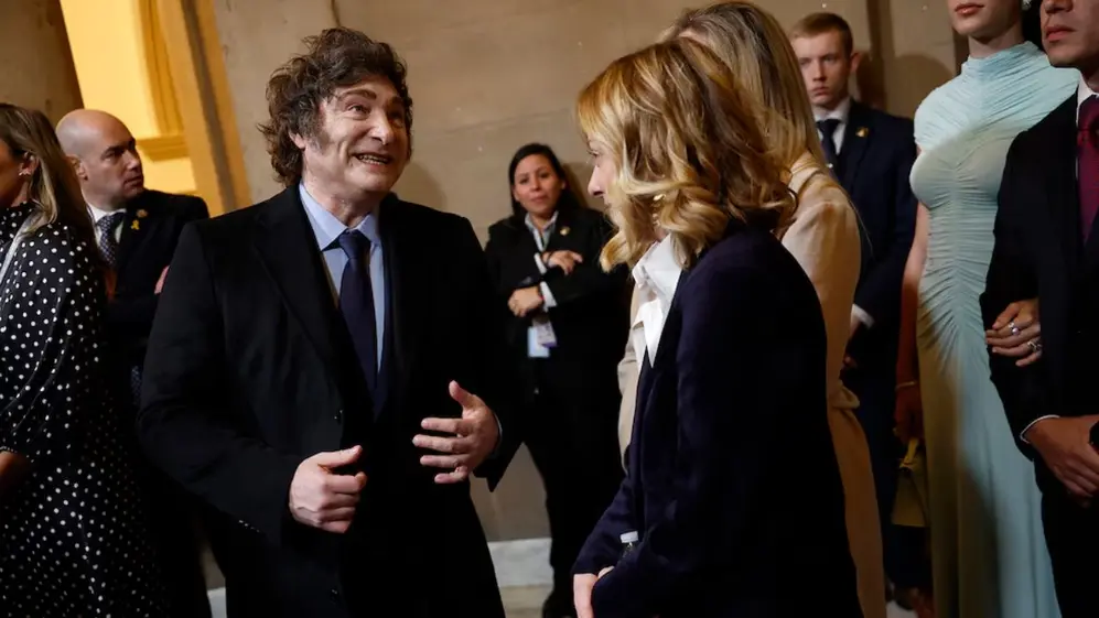 Otra de las imágenes de Milei junto a Giorgia Meloni
