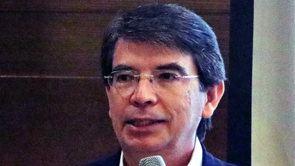 Carlos Paz Soldán.