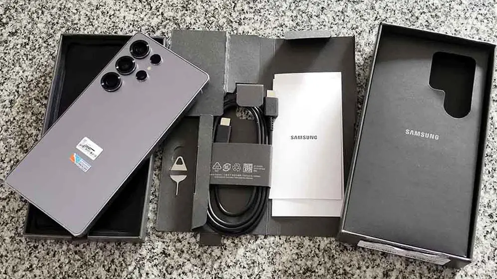 Como ya es tradicional en la línea Galaxy S, el nuevo celular no viene con cargador.