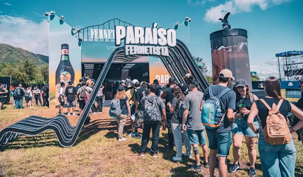 El Paraíso Fernetista permitió combinar amistad y música de la mejor manera en el Cosquín Rock 2025.