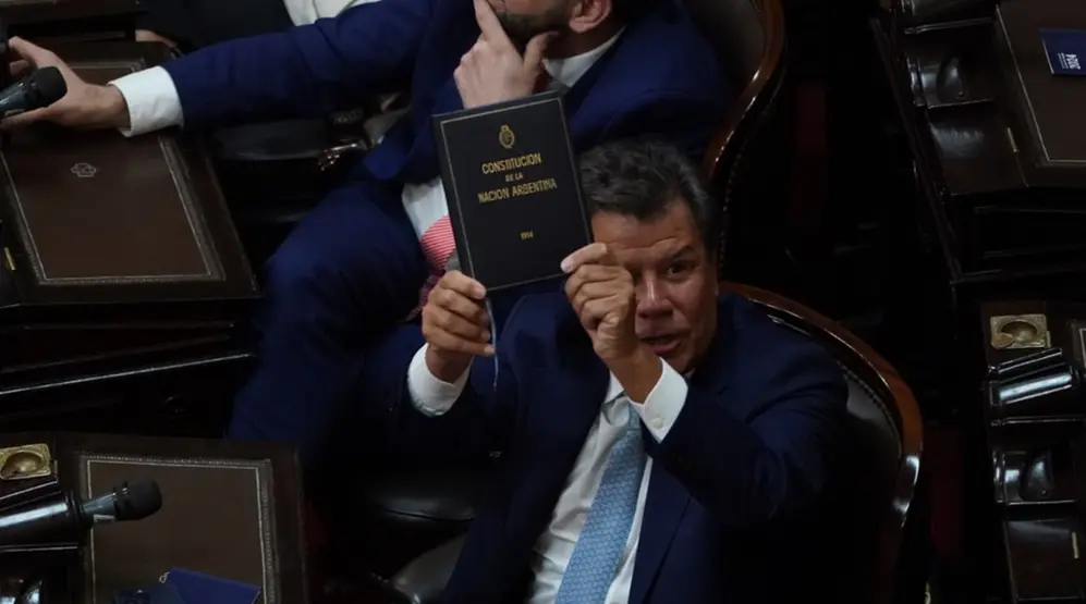 Facundo Manes, desde el recinto, se cruzó con Santiago Caputo, que observaba desde el balcón.