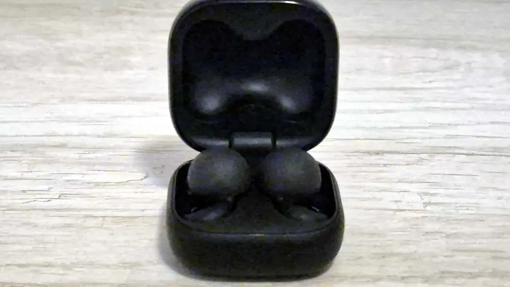 Los auriculares de Sony en el estuche.