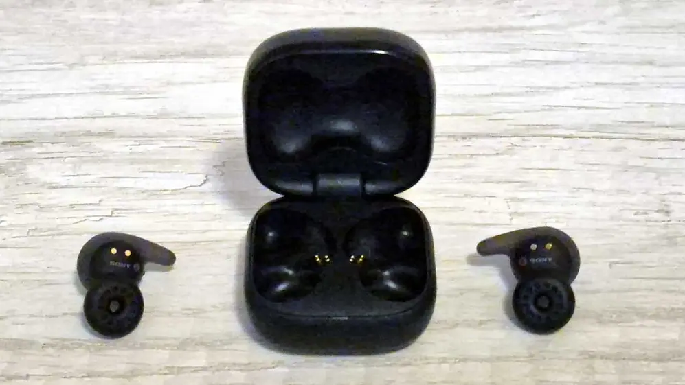 Los auriculares de Sony junto al estuche.