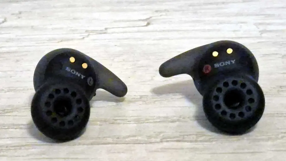 Los auriculares de Sony son de diseño de oído abierto. 