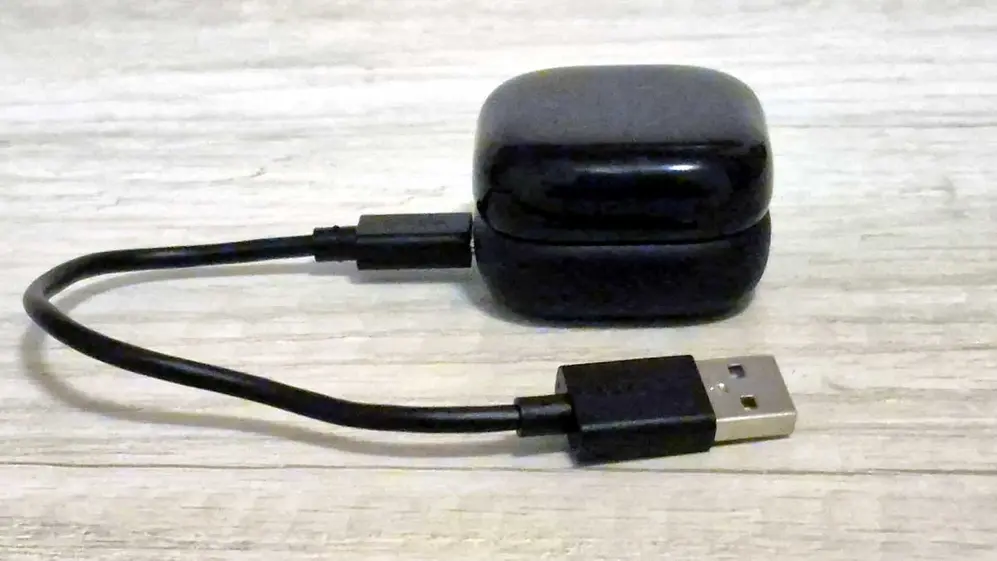 Cable de carga con el estuche de los auriculares de Sony.
