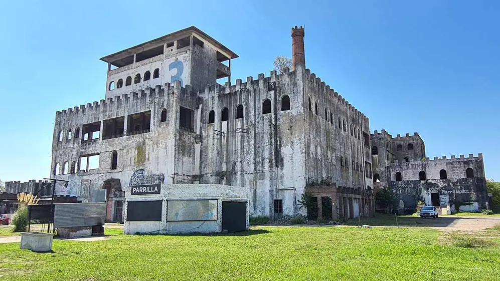 Castillo de Cañuelas, edificio histórico abandonado con fachada deteriorada.