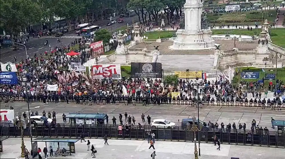 Hubo incidentes frente al Congreso, entre la policía y los hinchas