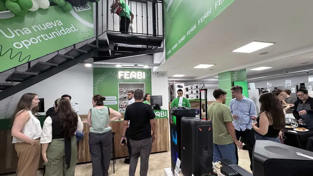Además de celulares, en el local de Ferbi hay todo tipo de electrodomésticos.