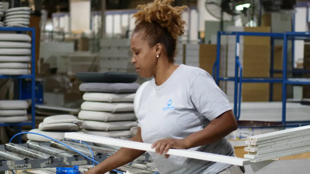 La empresa apuesta a cocinas, baños y vestidores a medida para escapar a las importaciones