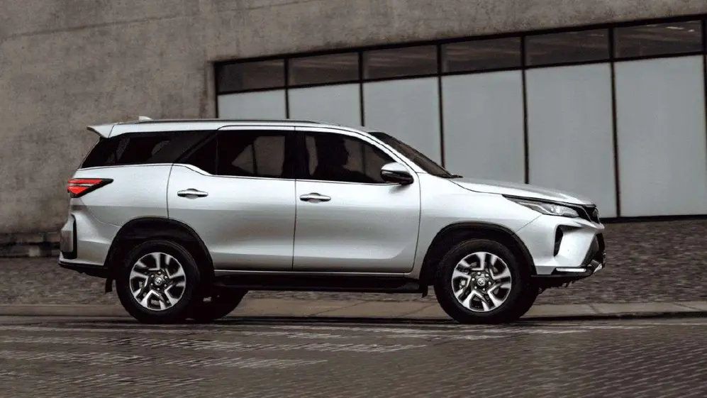 Toyota SW4, el SUV grande, sale más barato que la Amarok full.