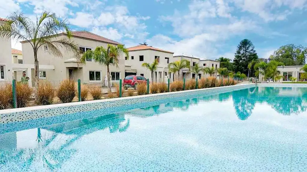 amenities comparables a los de un country y expensas proporcionalmente más bajas que las de muchos e