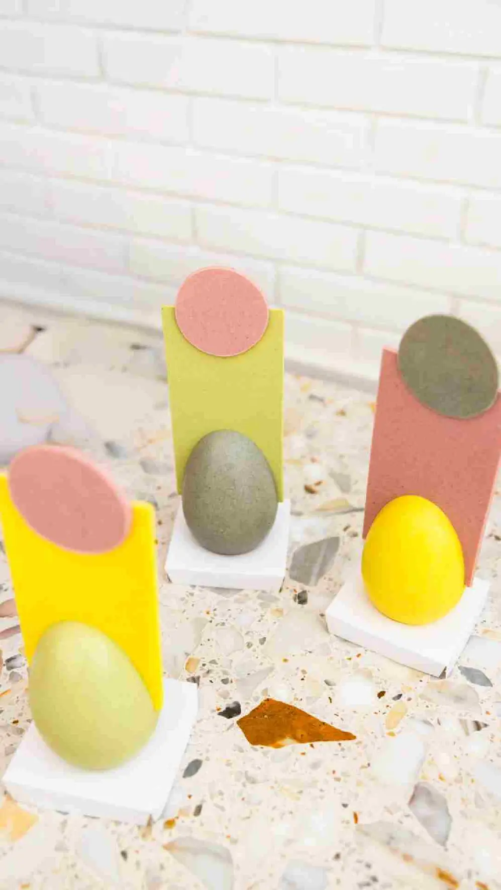En Narda, los huevos están intervenidos por la artista Caro Iotti y hay de varios colores