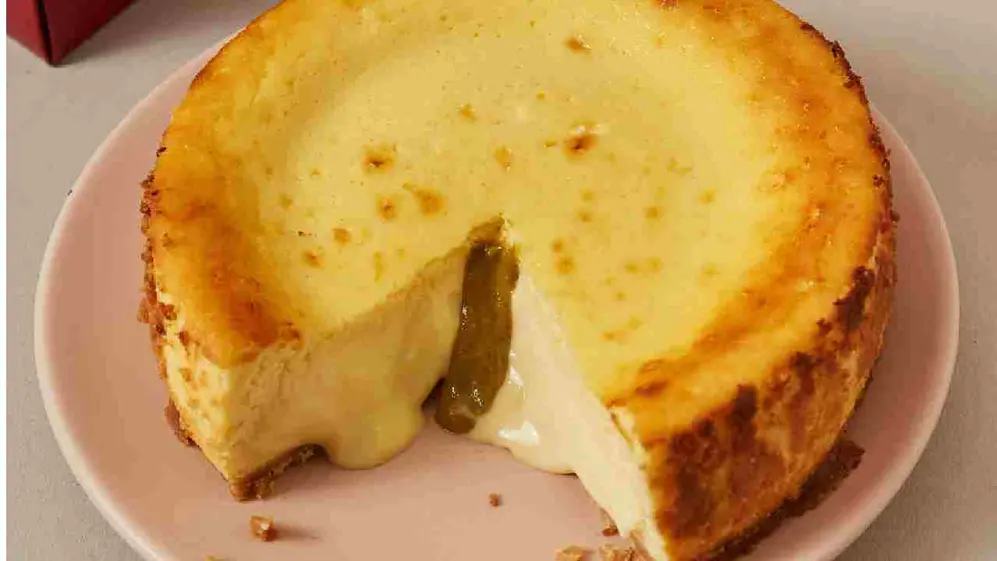 una tarta de chocolate blanco con corazón de pistacho.