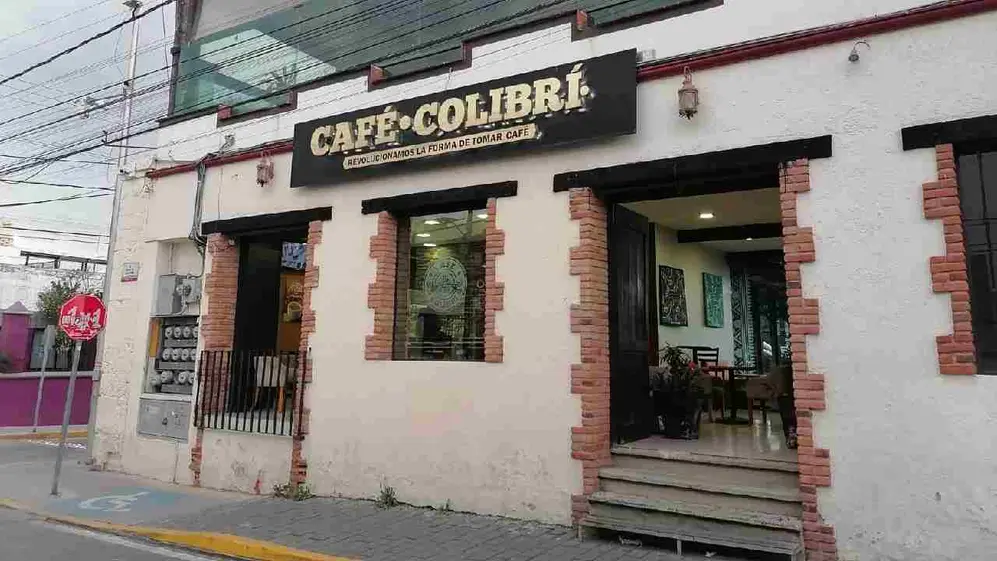 Al invertir en una franquicia de cafetería, la recomendación varía según la experiencia del inversor