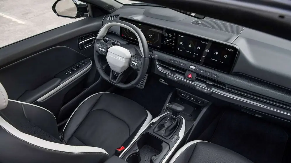 Por dentro, el Kia tiene un tablero y pantalla digital unida 