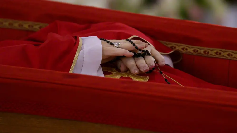 Francisco yace dentro de un féretro dispuesto en la capilla privada de su residencia