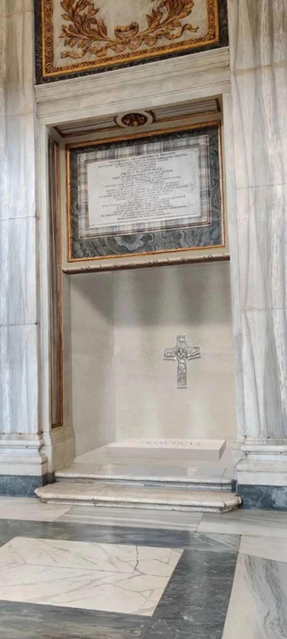 el sepulcro debe estar en la tierra; sencillo, sin decoración particular y con la única inscripción: