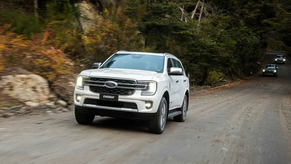 Everest es el SUV de 7 asientos de Ford que compite con SW4 de Toyota.