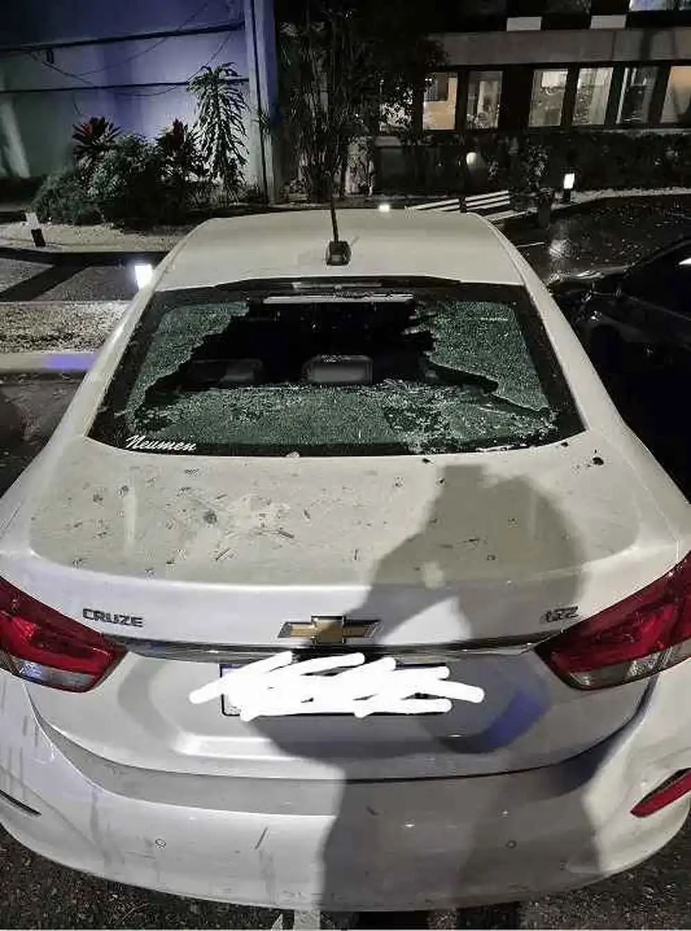 El columnista reconoció al aire su vehículo Chevrolet Cruze blanco con vidrios rotos, abolladuras y 