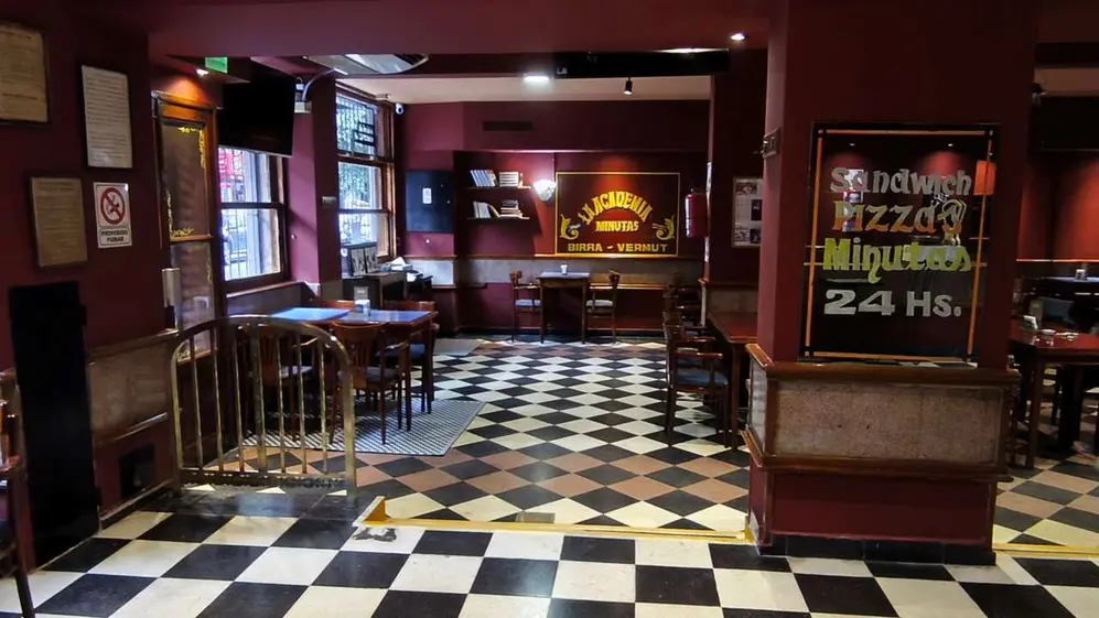 Entrar al nuevo bar es casi como estar en el de Callao