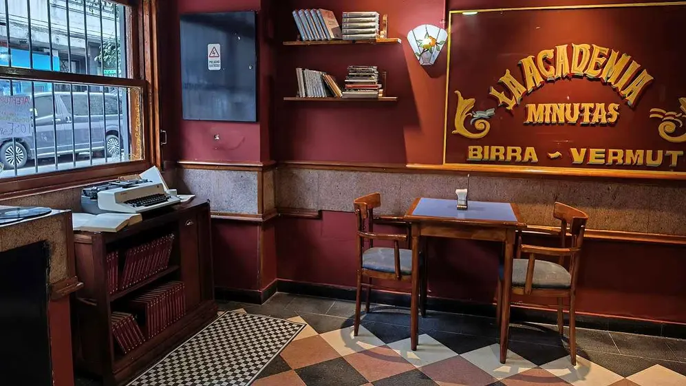 El bar hasta cuenta con libros que se pueden tomar prestados para leer en las mesas